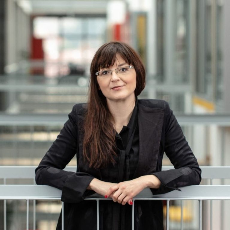 Dr. Špela Arhar Holdt