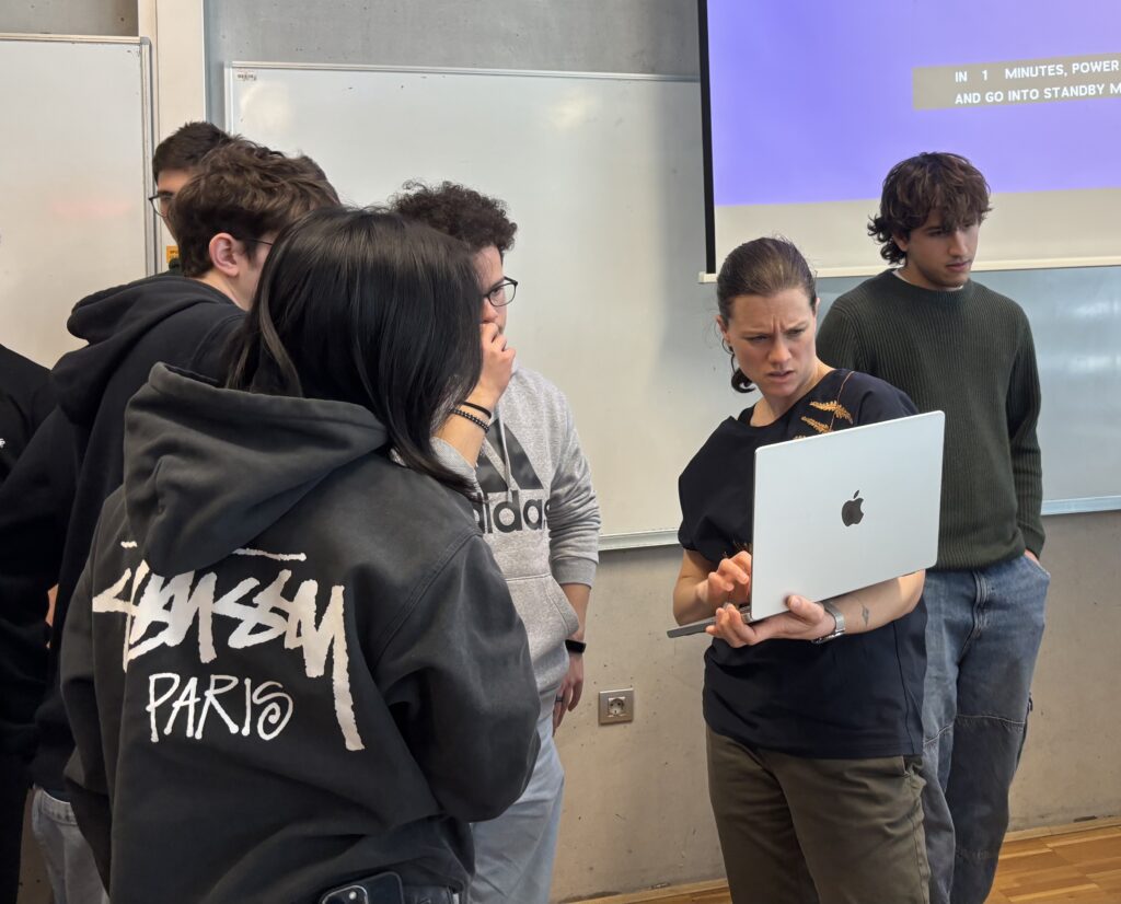 Dr Ajda Pretnar Žagar in conversation with students about clustering